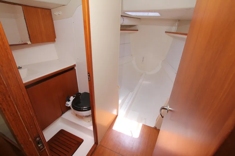 Mutiny Yacht Photos Pics Head and forepeak