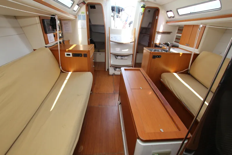 Mutiny Yacht Photos Pics Saloon from fwd