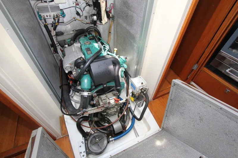 Mutiny Yacht Photos Pics Engine from S fwd