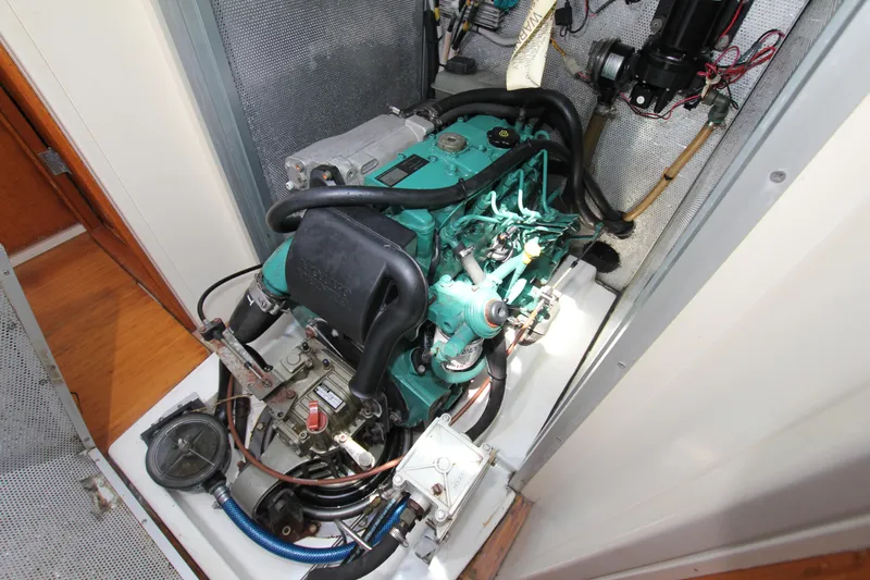 Mutiny Yacht Photos Pics Engine from P fwd