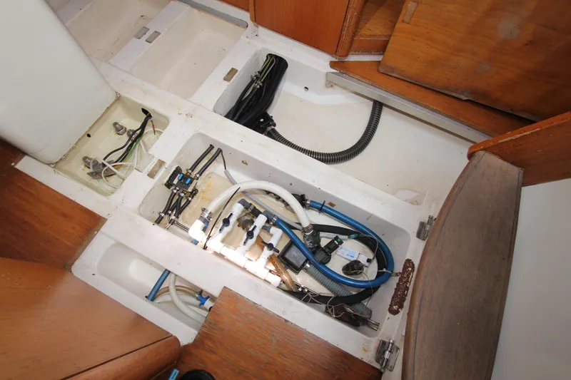 Mutiny Yacht Photos Pics Bilge at companionway