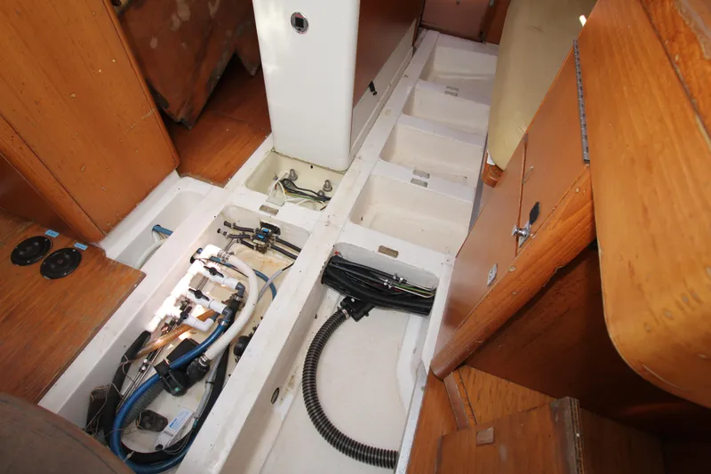 Mutiny Yacht Photos Pics Bilge main saloon