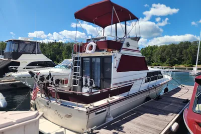 Marinette 32 Sedan Flybridge