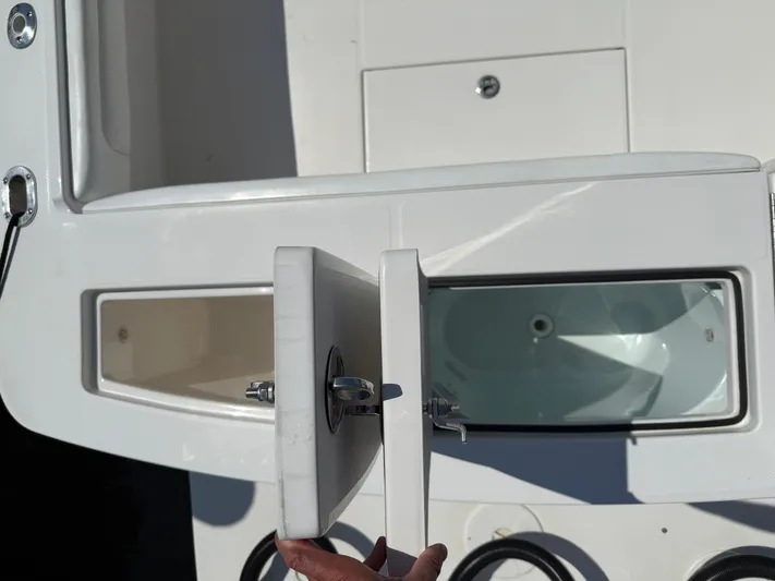 Tiger Yacht Photos Pics 2017 Regulator 34SS boat storage compartments and livewell detail.