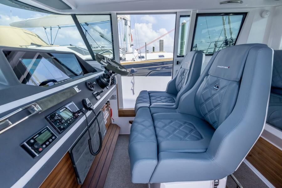 2023 Axopar 28 CABIN