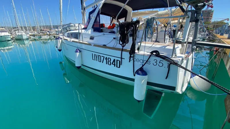  Yacht Photos Pics Beneteau Oceanis 35.1