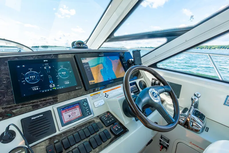 Hav-n Fun Yacht Photos Pics Helm of 2009 Sea Ray 470 Sundancer with advanced navigation displays and controls.