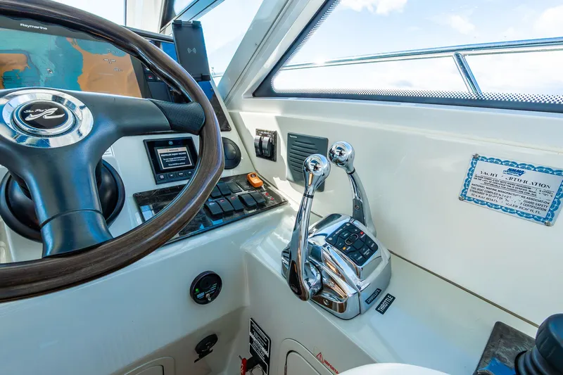 Hav-n Fun Yacht Photos Pics 2009 Sea Ray 470 Sundancer helm with steering wheel, controls, and navigation display.