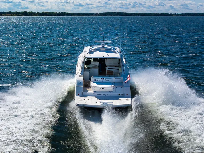 Hav-n Fun Yacht Photos Pics 2009 Sea Ray 470 Sundancer cruising on open water, rear view.