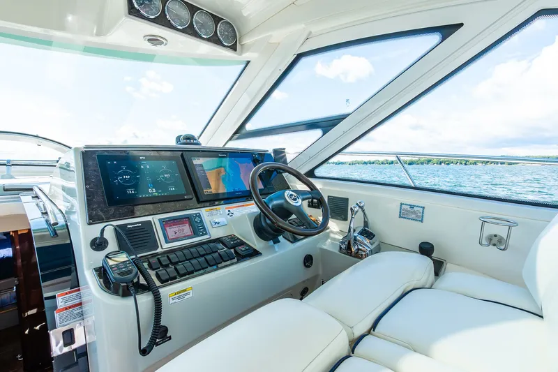 Hav-n Fun Yacht Photos Pics 2009 Sea Ray 470 Sundancer helm with modern navigation equipment and ocean view.