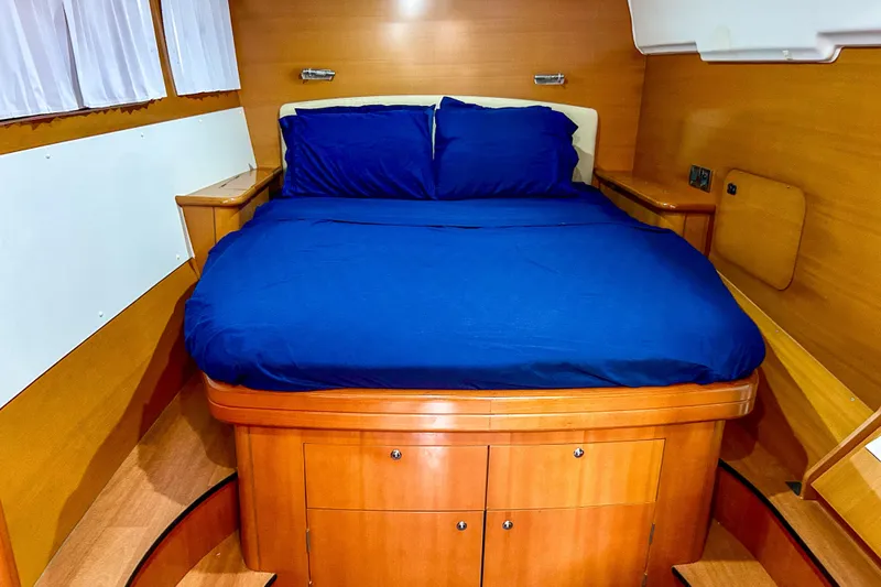 Sailifi Yacht Photos Pics Luxurious cabin interior of 2007 Lagoon 440 yacht with blue bedding.