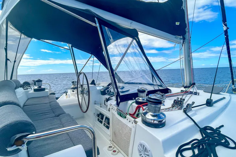 Sailifi Yacht Photos Pics 2007 Lagoon 440 catamaran cockpit with ocean view, featuring steering wheel and seating.
