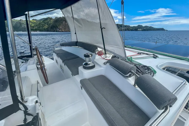 Sailifi Yacht Photos Pics 2007 Lagoon 440 catamaran with spacious deck, scenic ocean view, and comfortable seating.