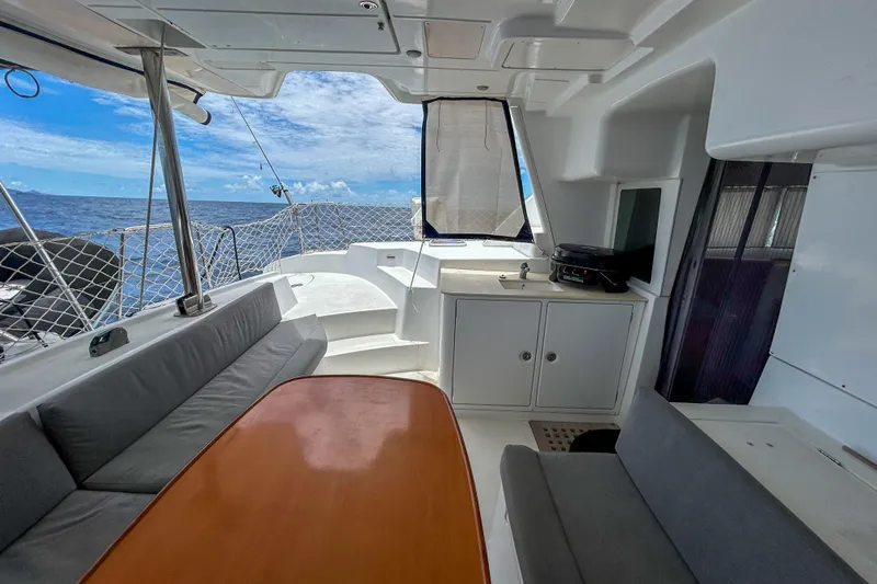 Sailifi Yacht Photos Pics Interior of 2007 Lagoon 440 catamaran with seating, table, and ocean view.