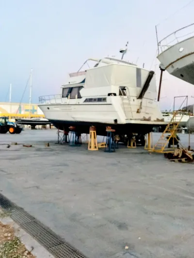 Orly Yacht Photos Pics 1990 President 465 yacht on dry dock for maintenance at a marina.