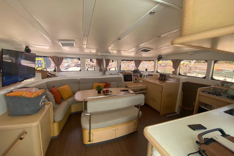  Yacht Photos Pics Interior of 2010 Lagoon 440 catamaran, featuring spacious seating, modern amenities, and panoramic windows.