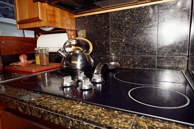 Camelot Yacht Photos Pics Vintage Pacemaker 65 stove from 1976 with a stainless steel kettle.