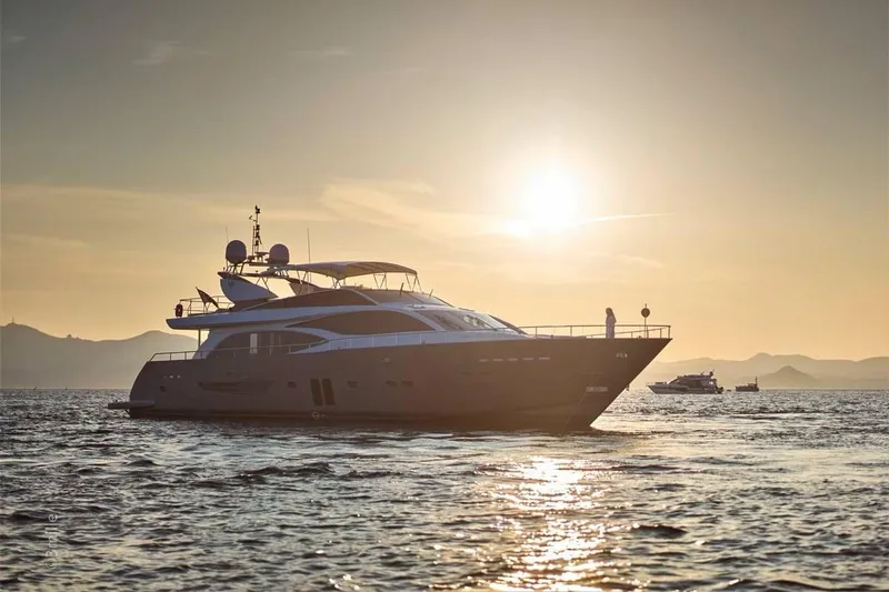 Hummingbird Yacht Photos Pics 