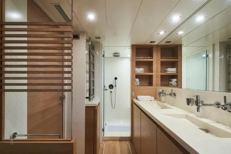 Hummingbird Yacht Photos Pics 