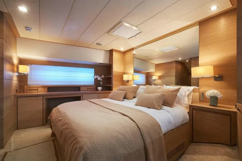 Hummingbird Yacht Photos Pics 