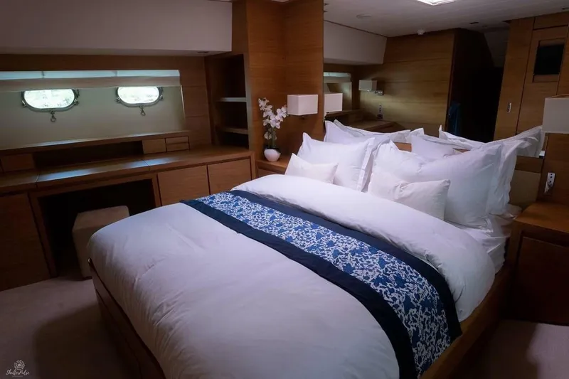 Hummingbird Yacht Photos Pics 