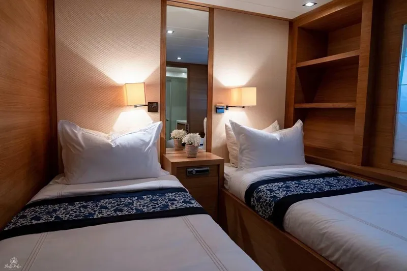 Hummingbird Yacht Photos Pics 