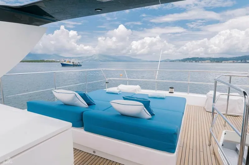 Hummingbird Yacht Photos Pics 