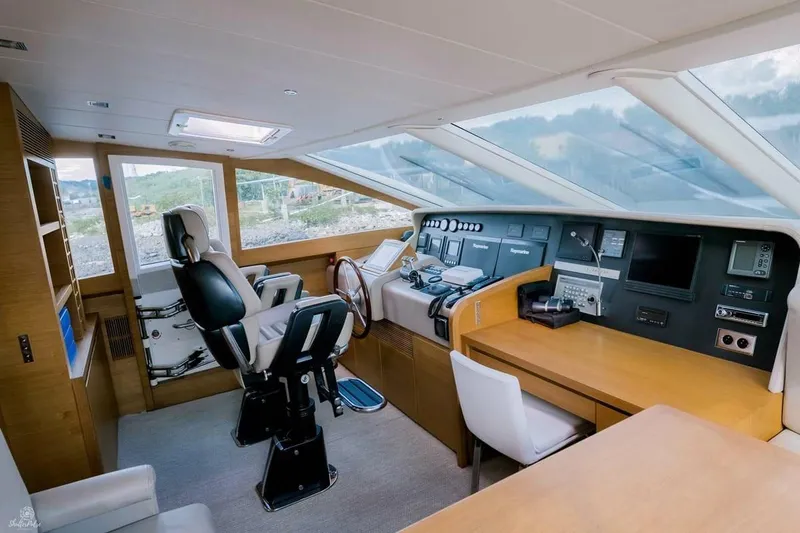 Hummingbird Yacht Photos Pics 