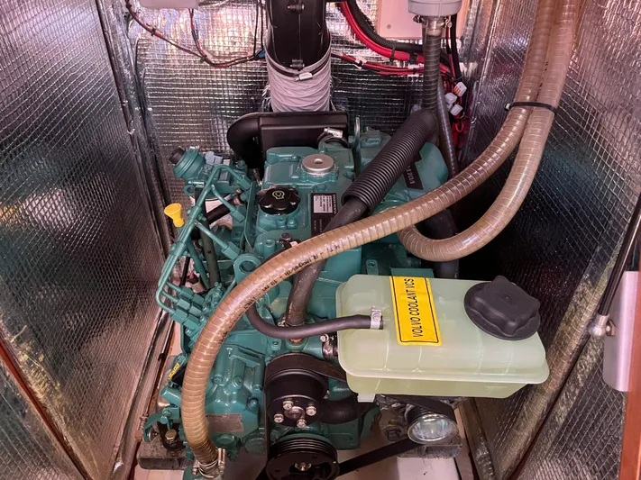 Bonejour Yacht Photos Pics 124 HRS ON THE REPLACEMENT MOTOR