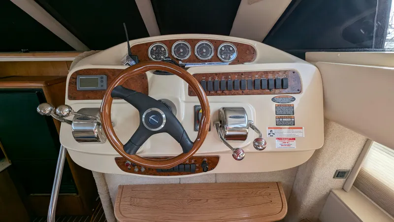 Anna Leeza Yacht Photos Pics 2004 Meridian 408 Motor Yacht helm with wooden steering wheel and control panel.