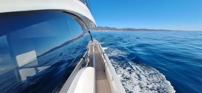 Nassara Yacht Photos Pics 2023 Azimut 78 yacht cruising on clear blue ocean waters.