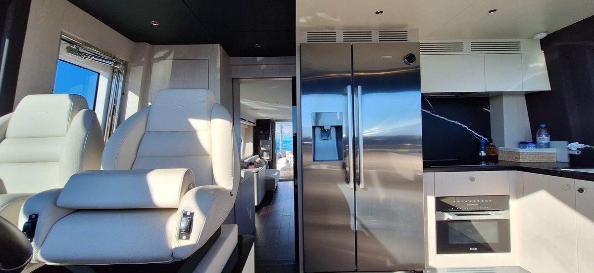 2023 Azimut 77 