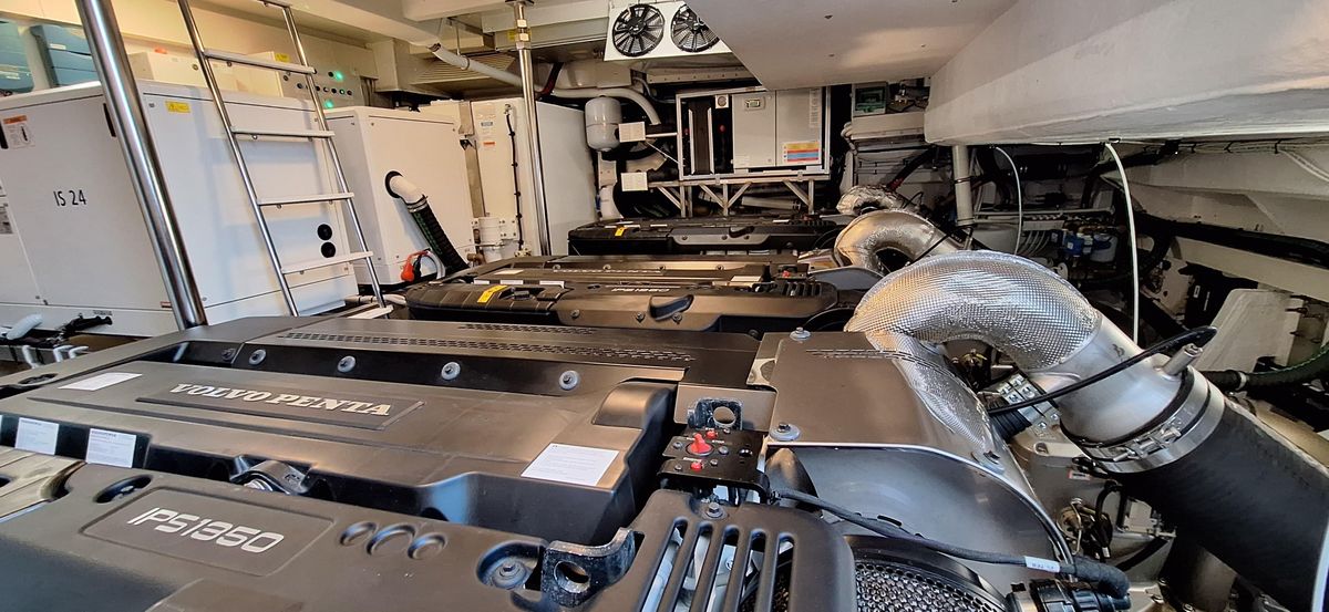 2023 Azimut 77 