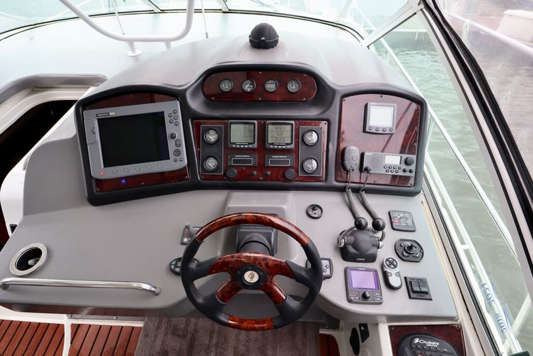 2005-45-cruisers-yachts-455-express-motoryacht