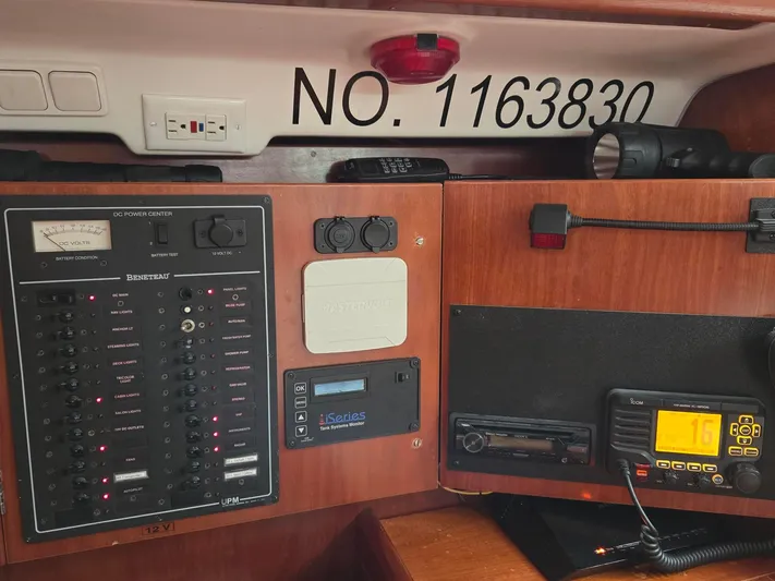 Salish Breeze Yacht Photos Pics Beneteau 423 Nav Station