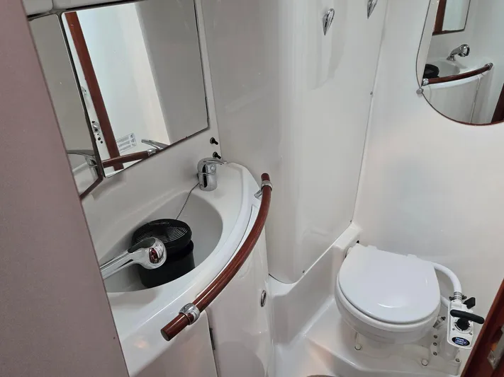 Salish Breeze Yacht Photos Pics Vee Berth Head w/ Shower