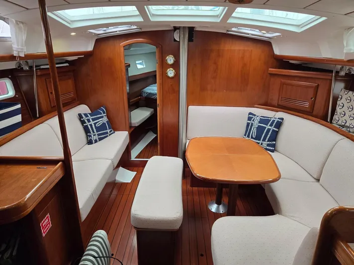 Salish Breeze Yacht Photos Pics Salon Looking Forward Toward Vee Berth