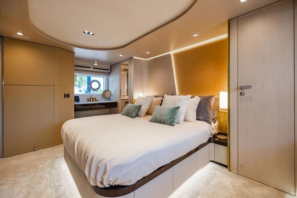 2023 Azimut 77 