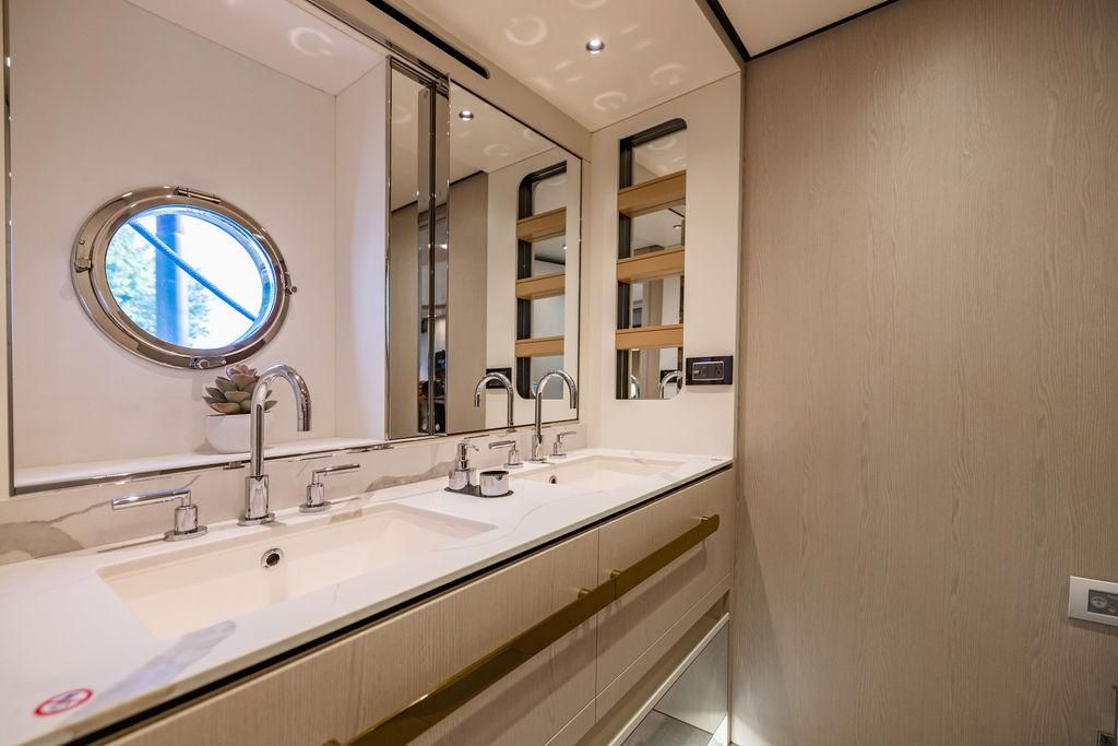 2023 Azimut 77 