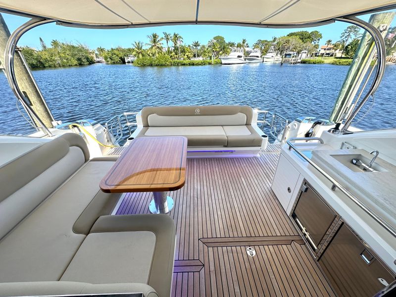 2018 Riviera 4800 Sport Yacht