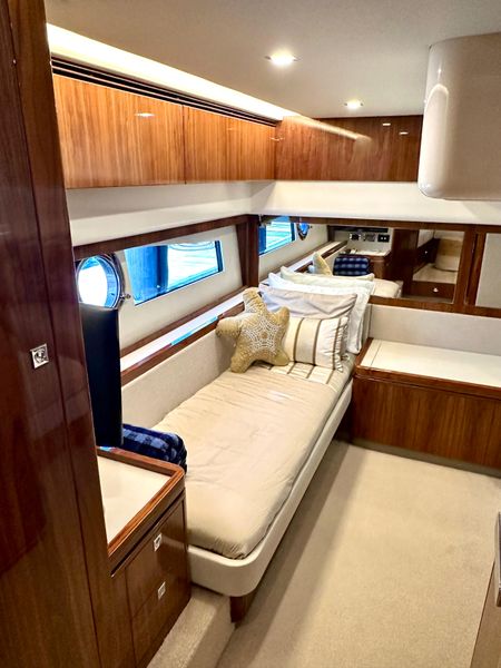 2018 Riviera 4800 Sport Yacht