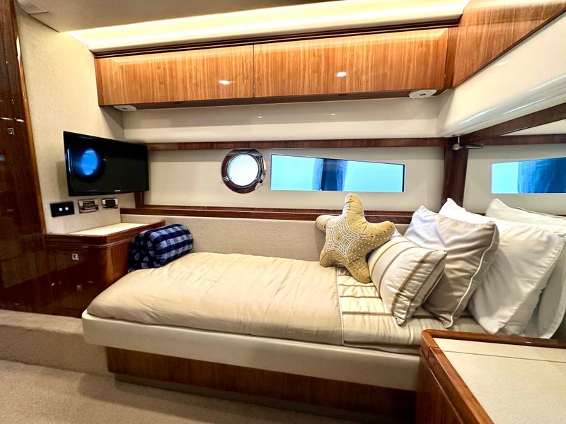 2018 Riviera 4800 Sport Yacht