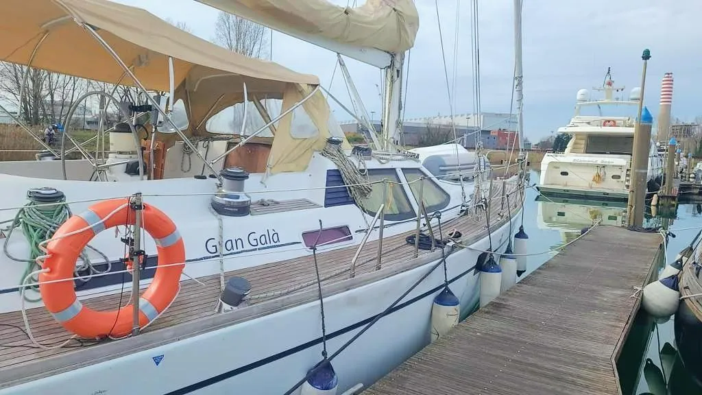 Sailing yacht Comar Comet 51 Dh, 2002, docked with lifebuoy and canopy.