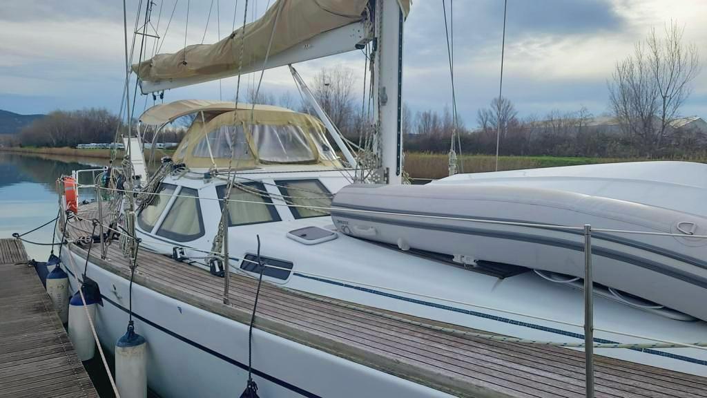 Sailing yacht Comar Comet 51 Dh 2002 docked, featuring sleek design and spacious deck.