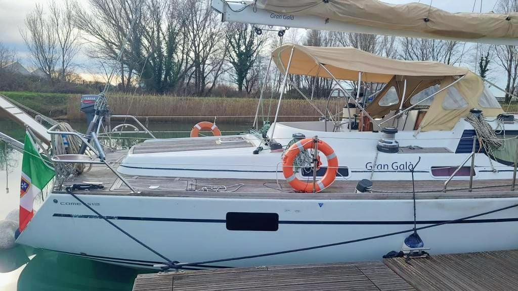 2002 Comar Comet 51 Dh yacht docked, featuring lifebuoys and Italian flag.