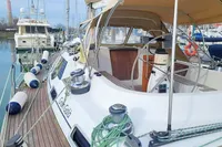 2002 Comar Comet 51 Dh yacht docked at marina, featuring spacious deck and cockpit.