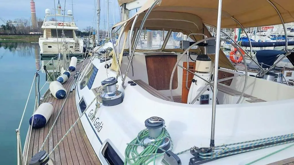 2002 Comar Comet 51 Dh yacht docked at marina, featuring spacious deck and cockpit.