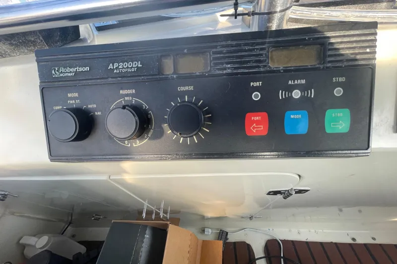  Yacht Photos Pics Robertson AP200DL autopilot control panel on 1988 Marine Trader Aft Cabin boat.