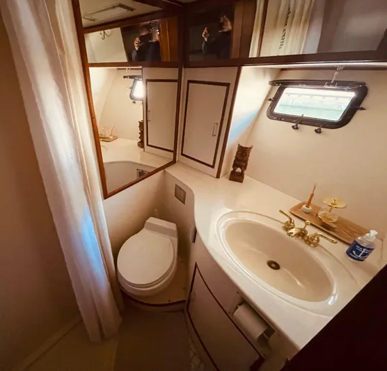  Yacht Photos Pics 1988 Marine Trader Aft Cabin bathroom with sink, toilet, and window.