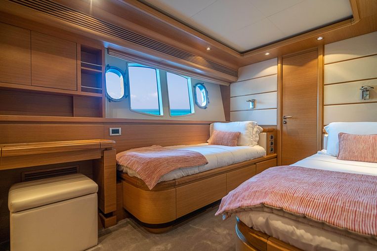 2008-97-ferretti-yachts-custom
